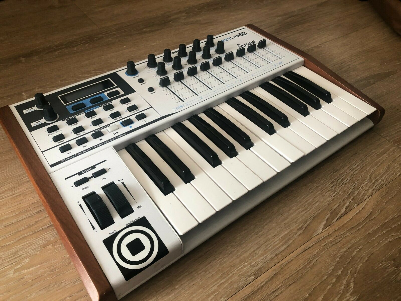 ARTURIA KEYLAB 25 (RARE) - Fresh Stock Dated December 2025