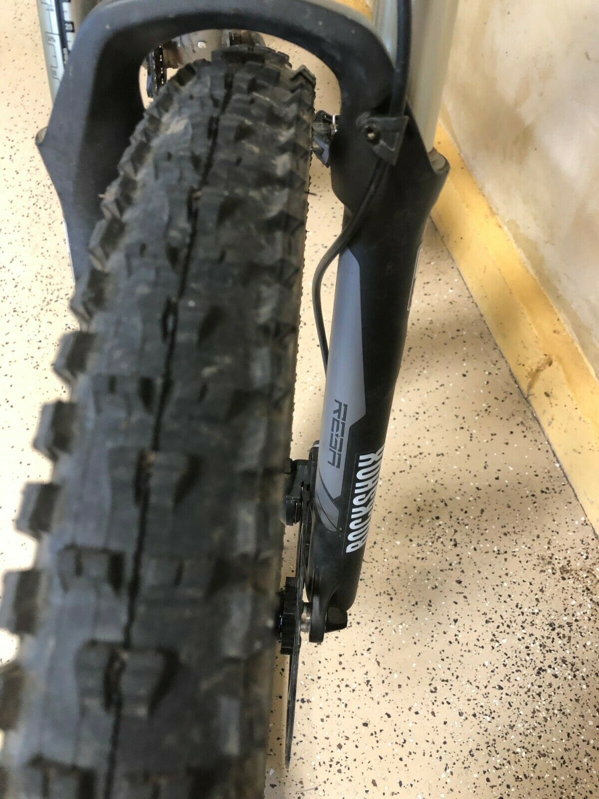 Santa Cruz Blur Full Suspension Mountain Bike - Fresh Stock Dated December 2025