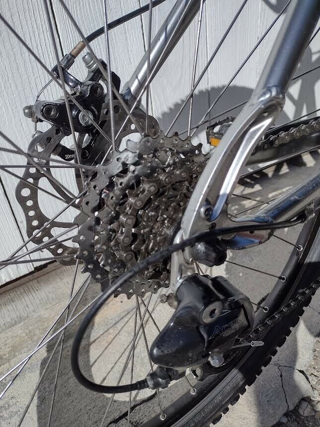 SPECIALIZED HARDROCK PRO-DISC MOUNTAIN BIKE *DISC BRAKES *BARELY USED *TUNED UP! - Fresh Stock Dated January 2026