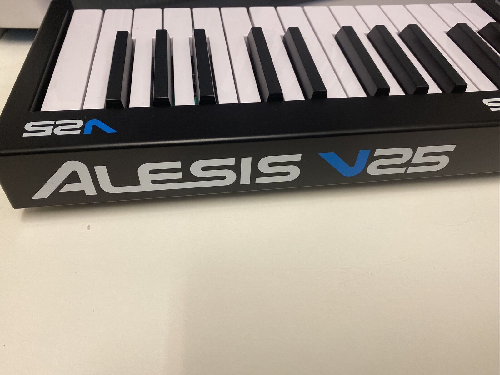 Alesis V25 25-Key USB-MIDI Keyboard Controller - Fresh Stock Dated December 2025