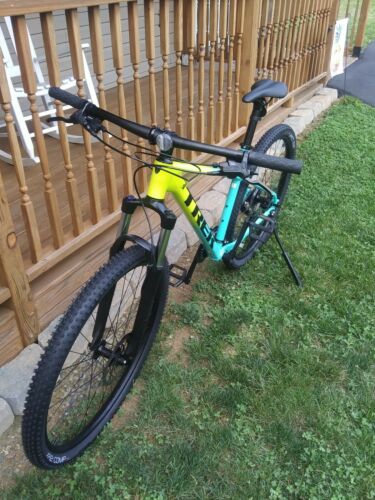 Trek Marlin 5 2022 LG - Fresh Stock Dated December 2025