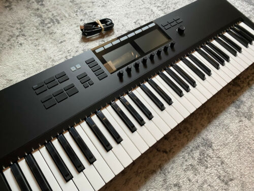 Native Instruments Komplete Kontrol S61 MKII EXCELLENT CONDITION included stand - Fresh Stock Dated December 2025