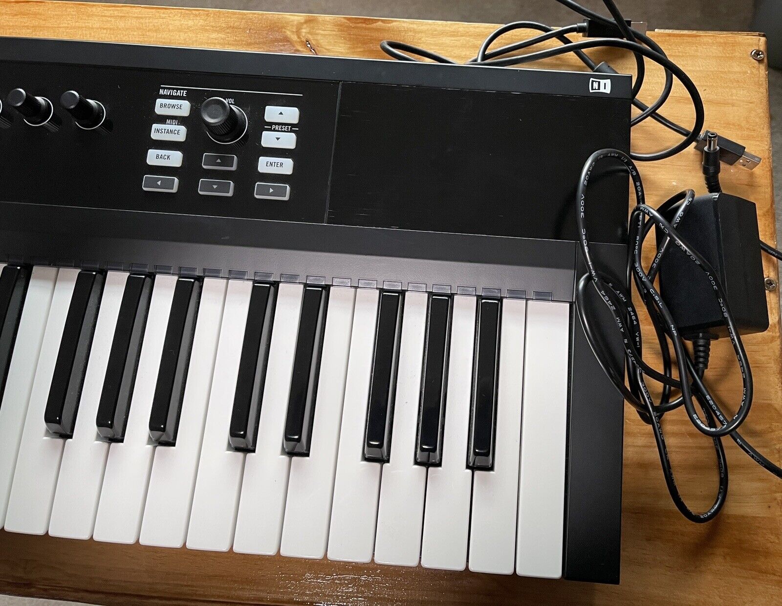 NATIVE INSTRUMENTS KOMPLETE KONTROL S49 MK1 KEYBOARD - Fresh Stock Dated December 2025