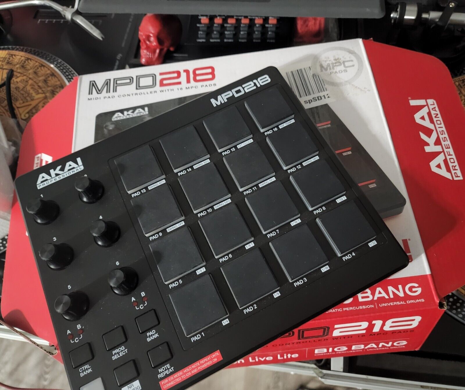 akai professional mpd218 (open box) + Traveling case - Fresh Stock Dated December 2025