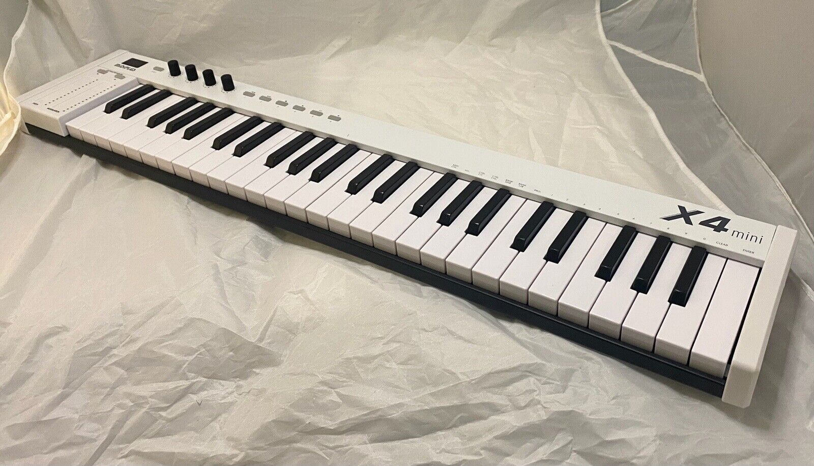 Midiplus MIDI Keyboard Controller X4 Mini White With Velocity USB and DIN - Fresh Stock Dated December 2025