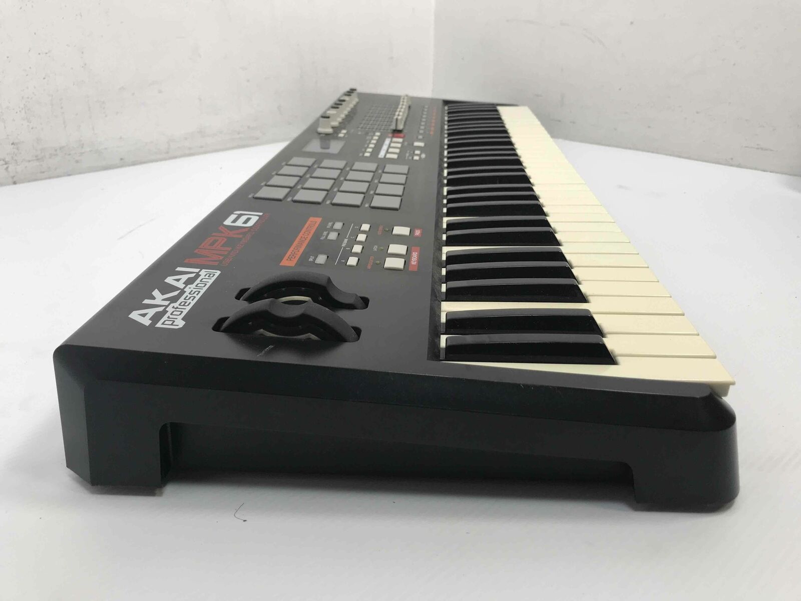 AKAI MPK61 USB/MIDI 61 Key Electronic Keyboard - Fresh Stock Dated December 2025
