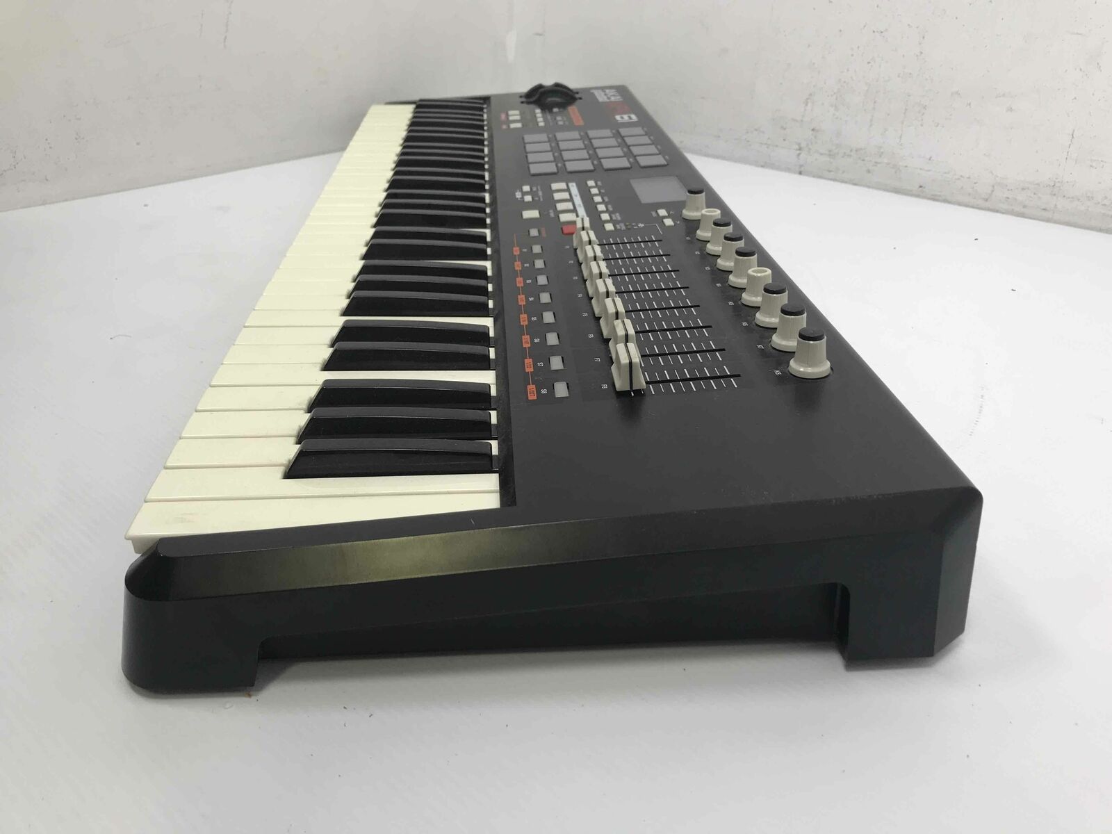 AKAI MPK61 USB/MIDI 61 Key Electronic Keyboard - Fresh Stock Dated December 2025