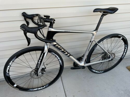 Giant Defy Advanced Carbon Road Bike,size M/L.105 2x11 gears disc brakes. - Fresh Stock Dated December 2025