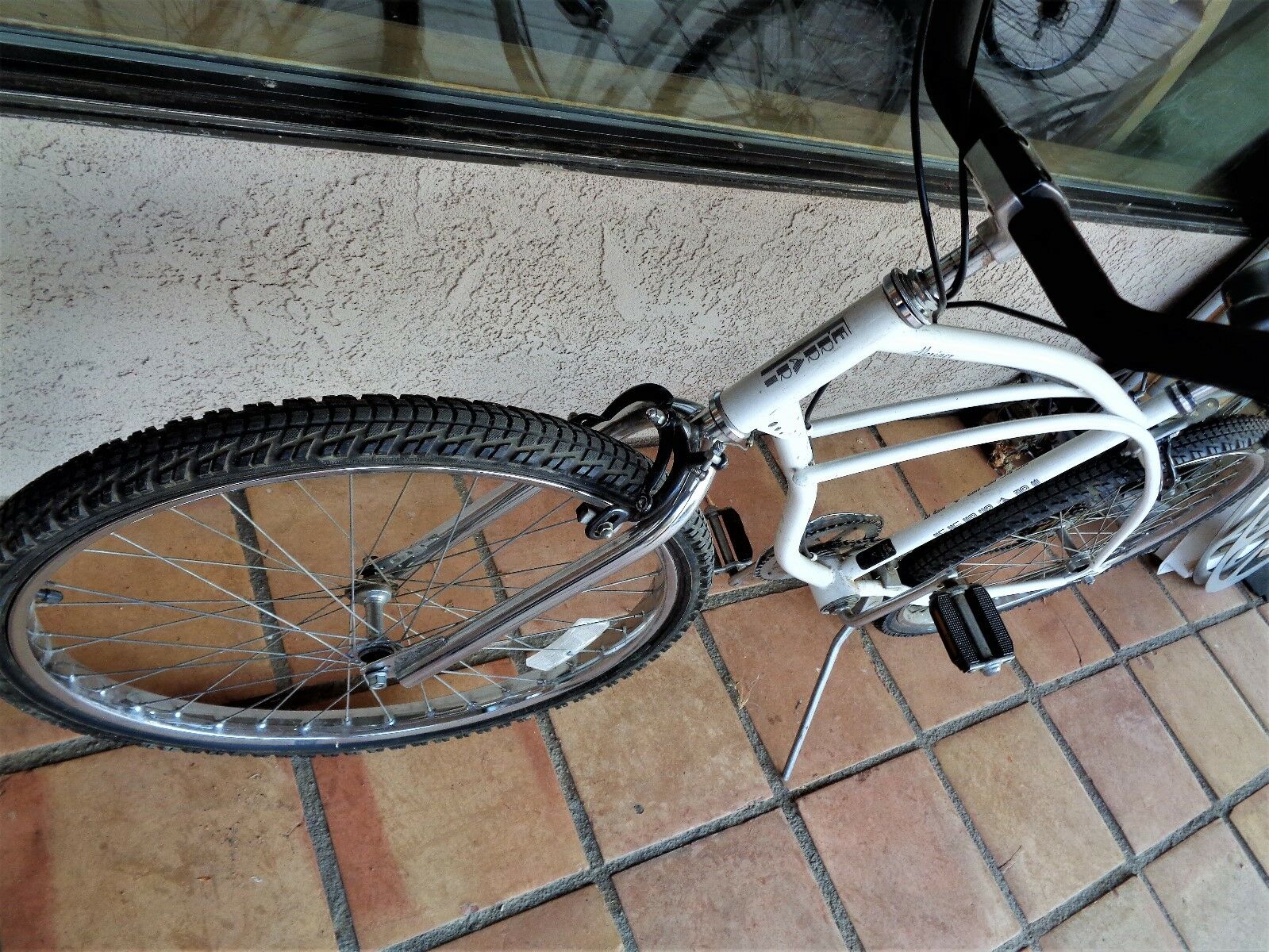 Ferrari Mariner  beach bike White  cruiser L@@K - Fresh Stock Dated January 2026