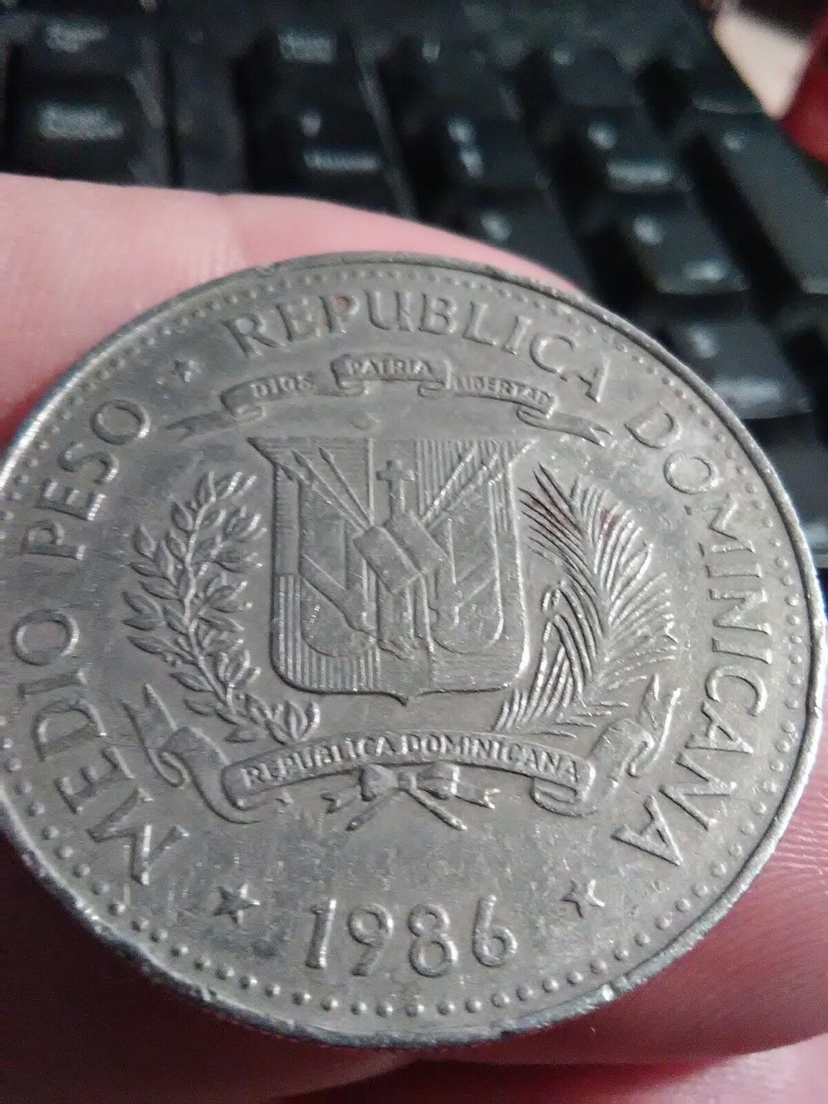 1986 medio peso (1/2 $)  republica dominicana Humanitarian Edition - Fresh Stock Dated December 2025