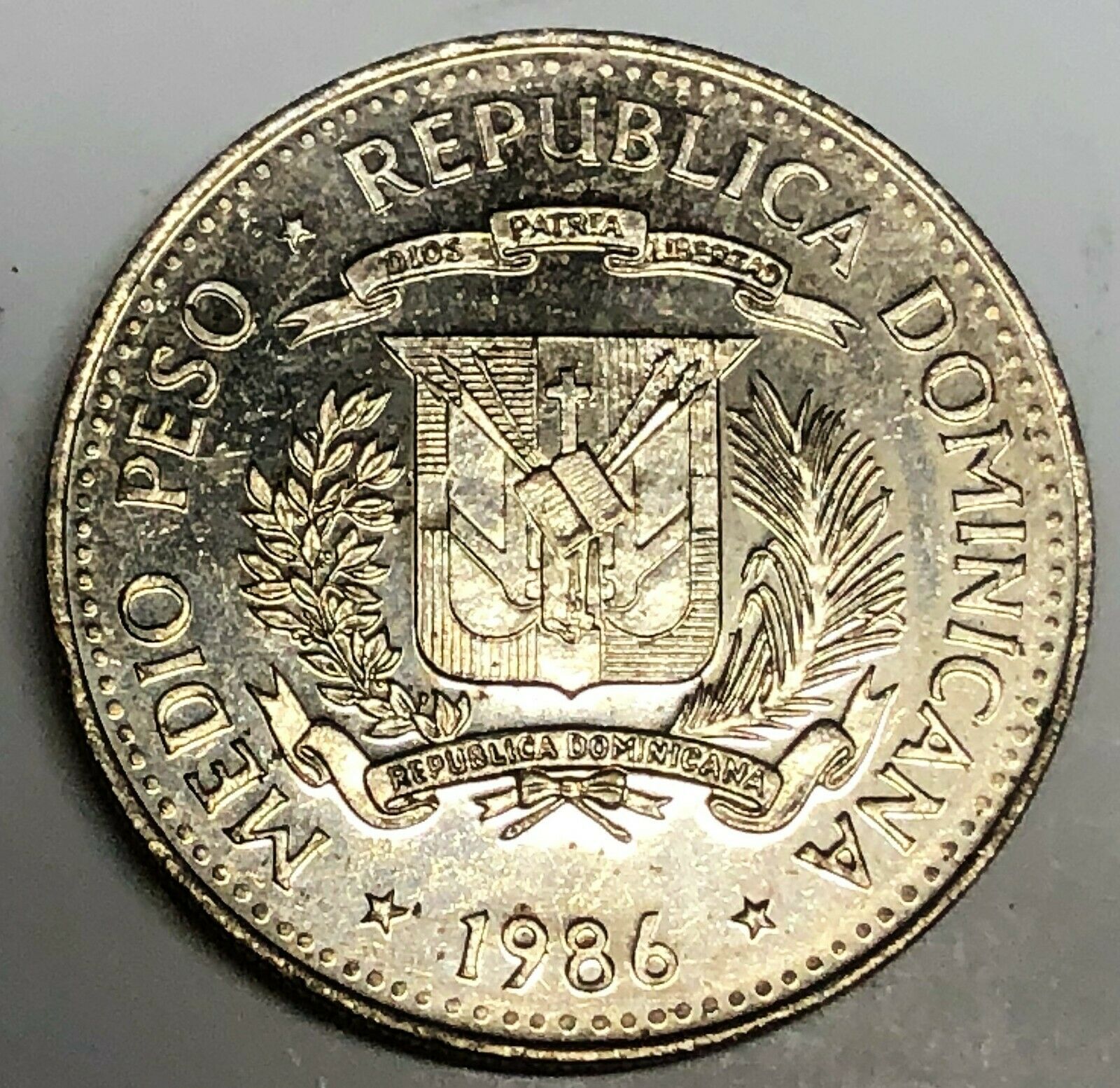 # C7602    DOMINICAN   REPUBLIC     COIN,   1/2  PESO    1986 - Fresh Stock Dated December 2025
