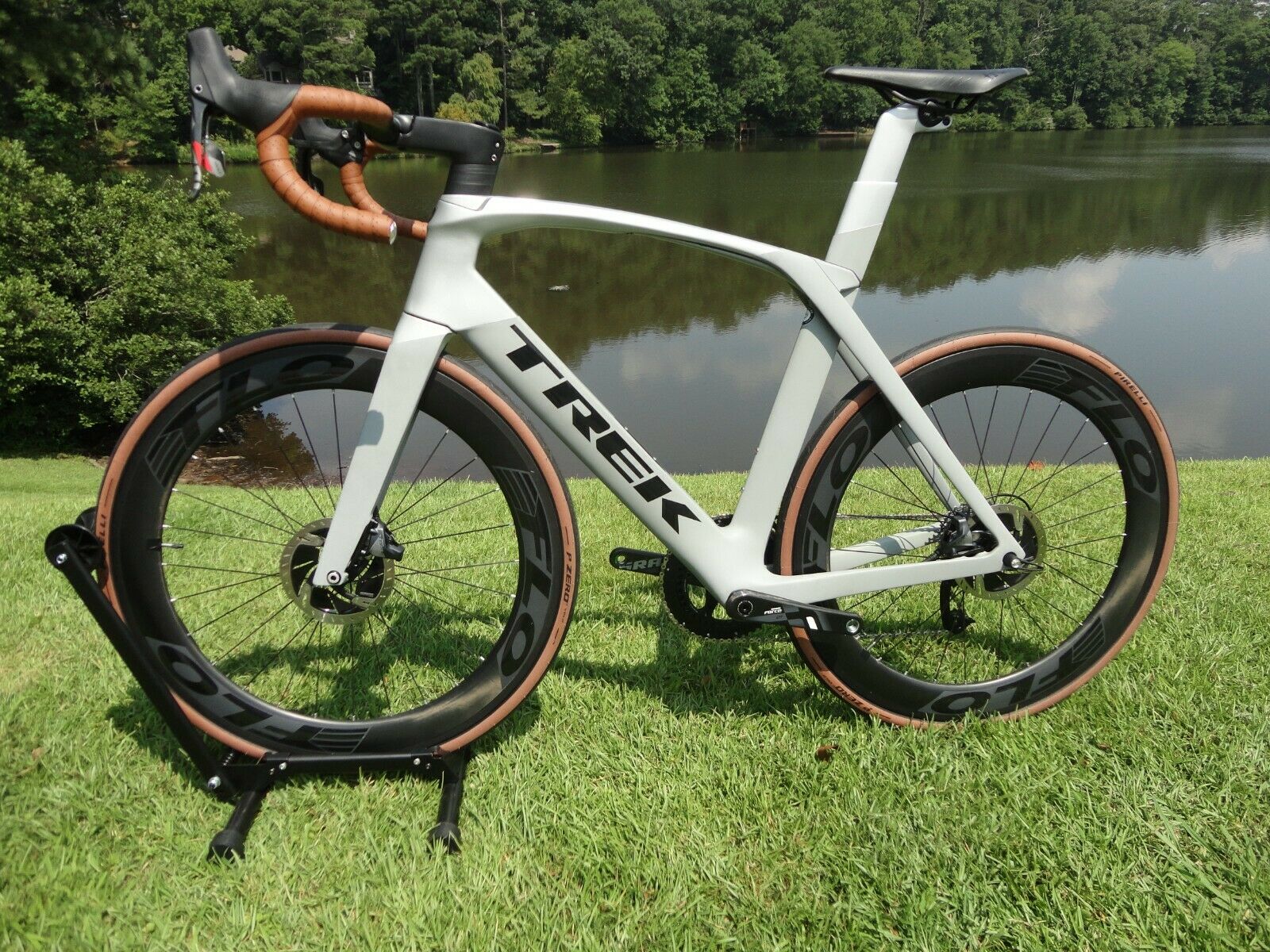 Trek Madone SLR 6 DISC SRAM + Carbon Wheels 58cm - Fresh Stock Dated January 2026