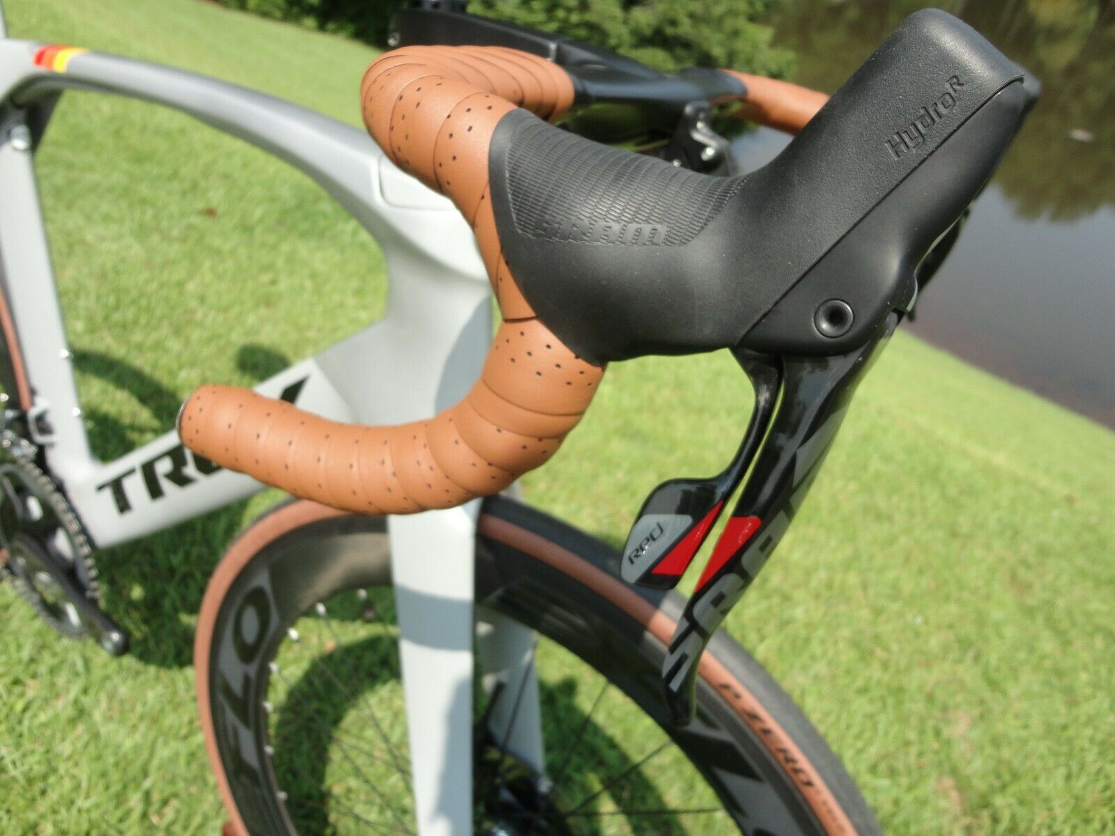 Trek Madone SLR 6 DISC SRAM + Carbon Wheels 58cm - Fresh Stock Dated January 2026