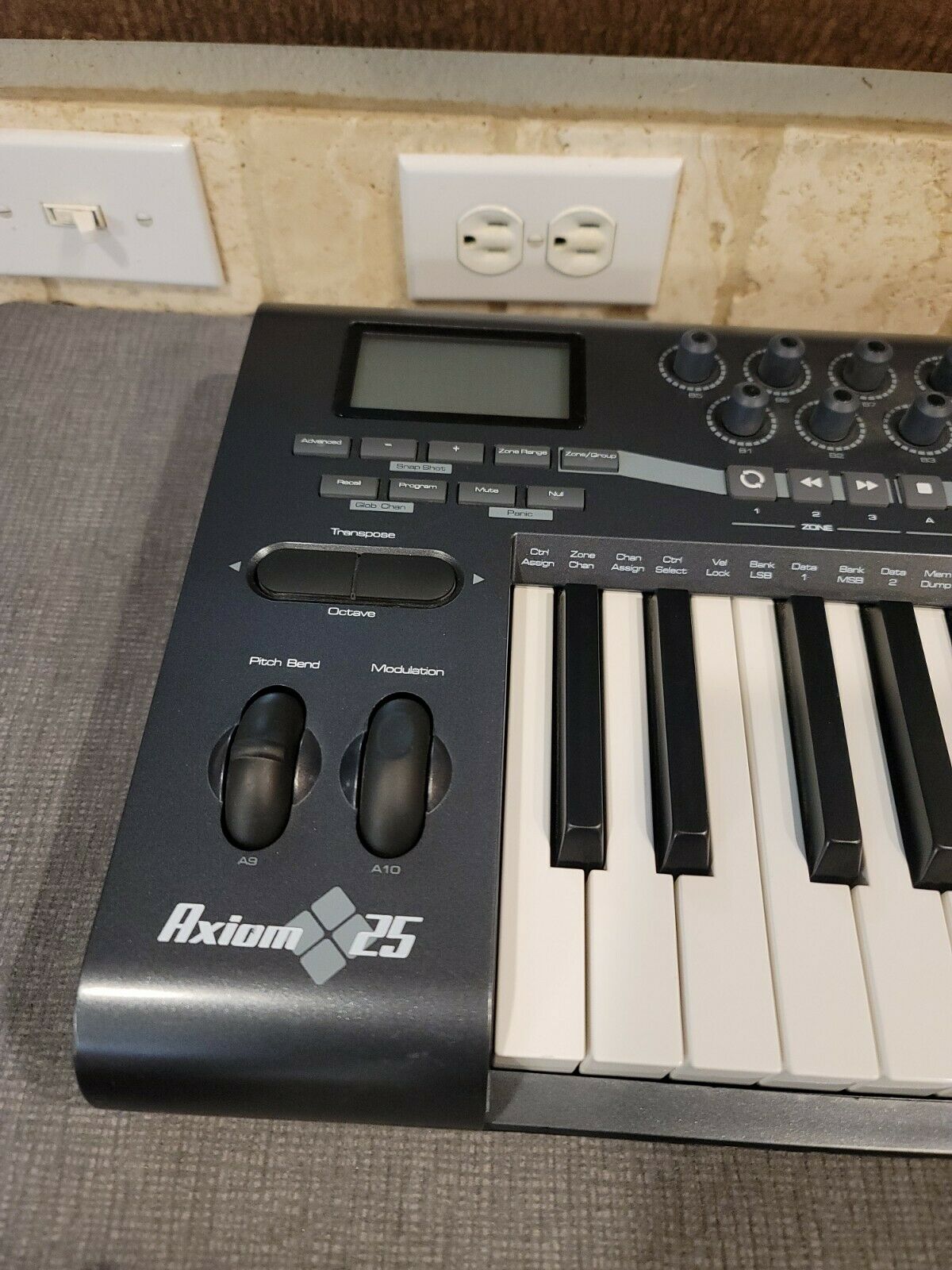 M-Audio Axiom 25 -- 25-key USB MIDI Controller Keyboard (No ac adapter) - Fresh Stock Dated December 2025