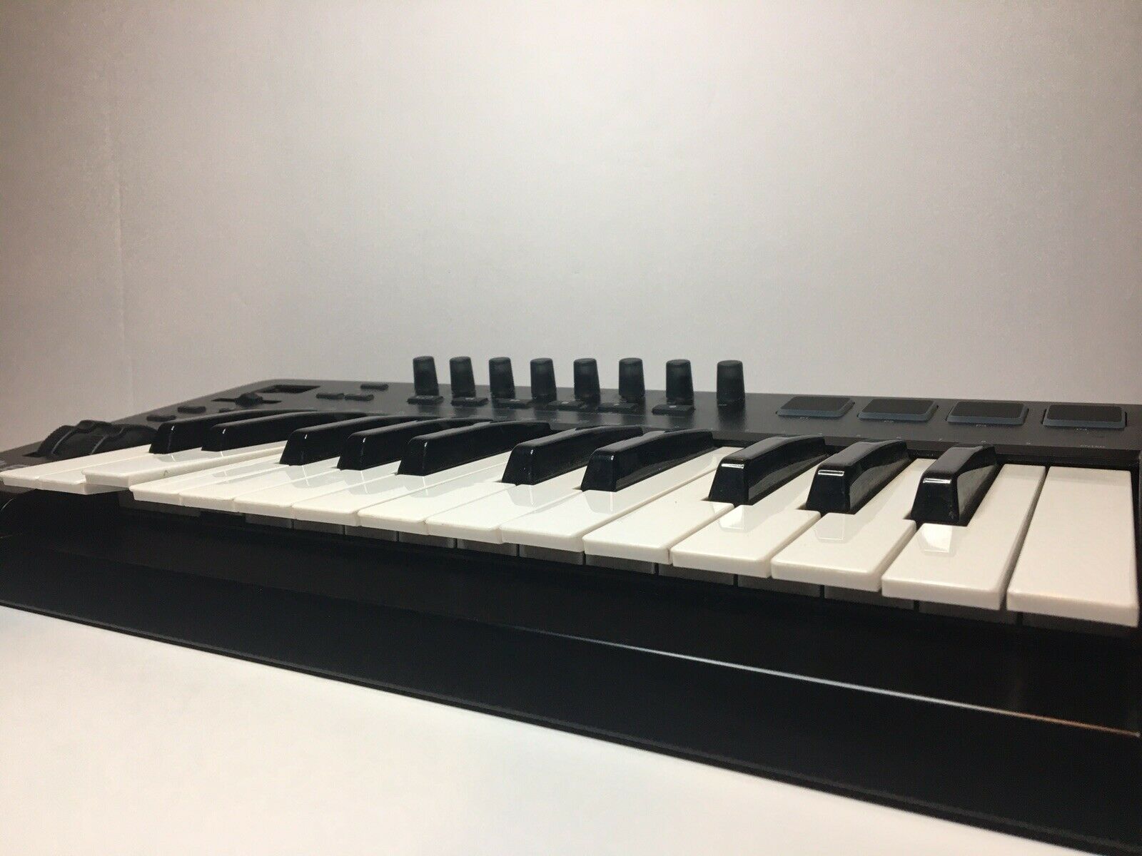 Alesis QX25 USB MIDI Digital Keyboard Controller Interface w/Drum Pads-No Cords - Fresh Stock Dated December 2025