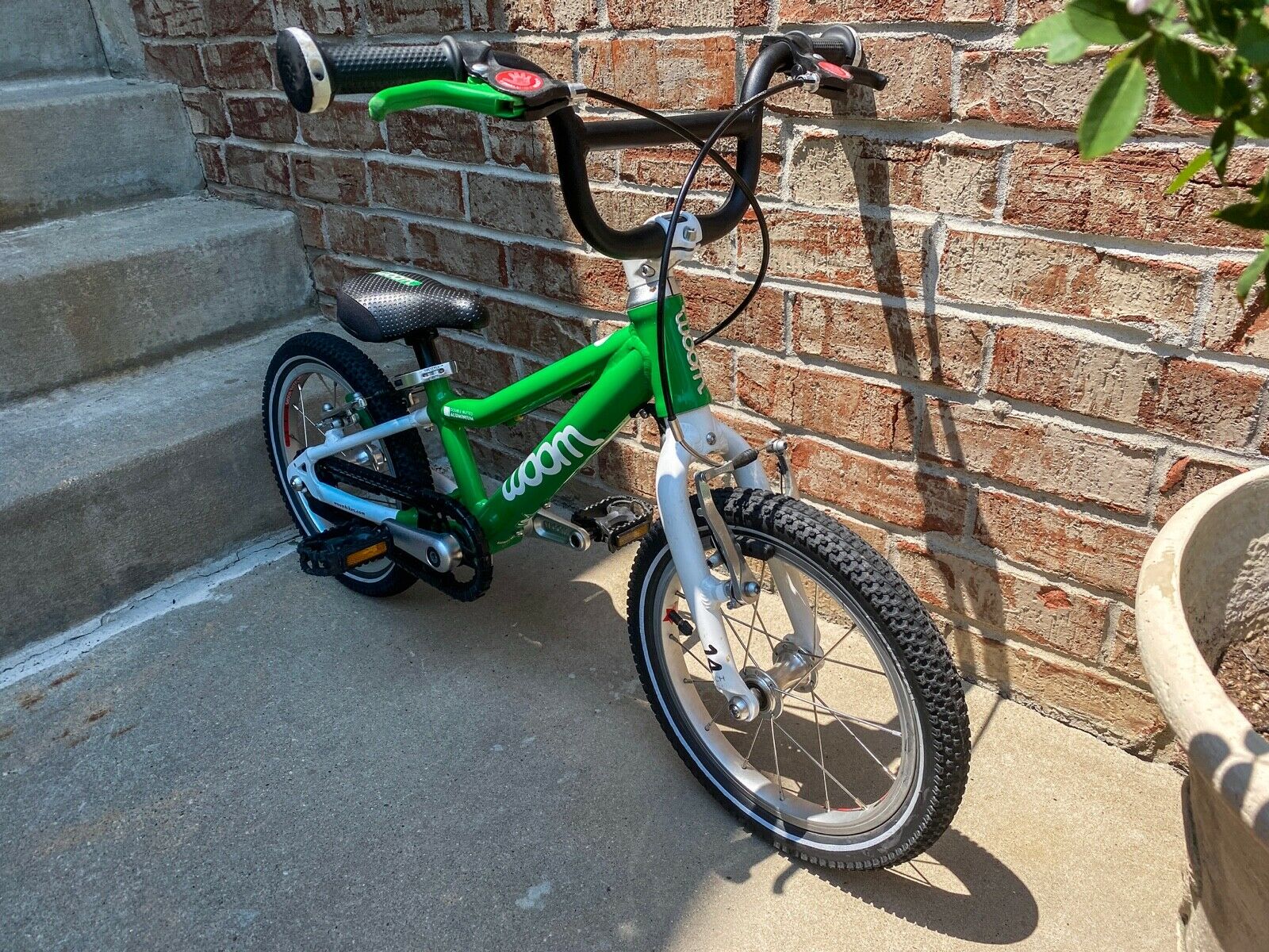 Woom 2 Bike Green + Woom Green Helmet + Woom 2 FREEWHEEL KIT installed - Fresh Stock Dated December 2025