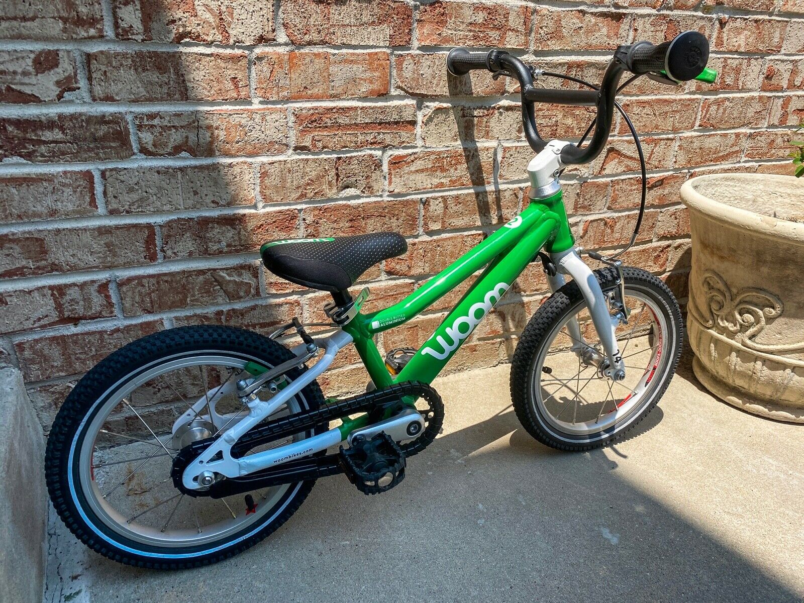 Woom 2 Bike Green + Woom Green Helmet + Woom 2 FREEWHEEL KIT installed - Fresh Stock Dated December 2025
