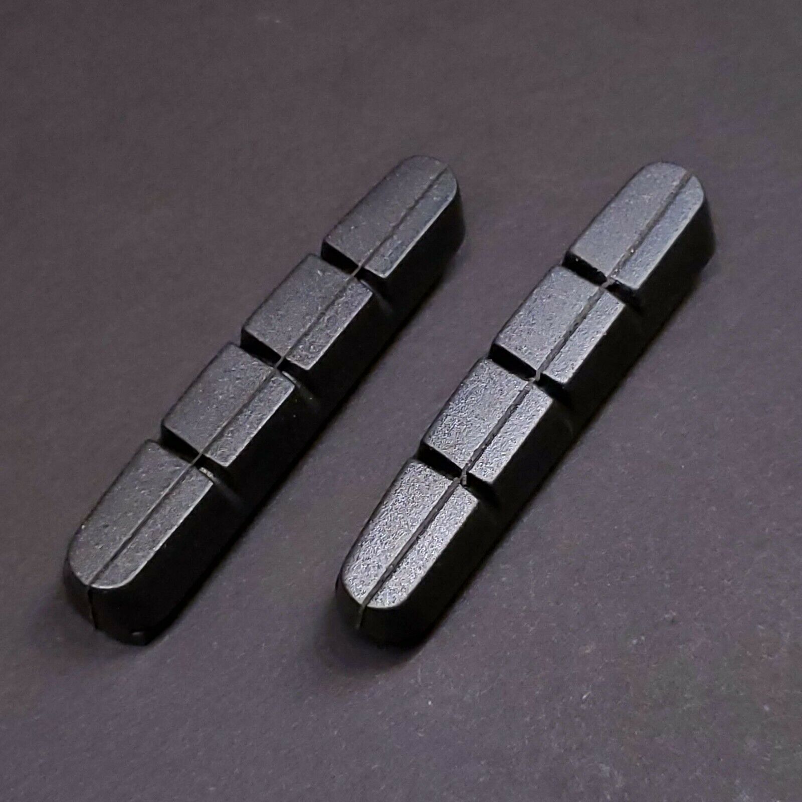 👌 2x Carbon Rim Black Brake Pads Composite-SRAM Force/RED/ZIPP/HED Wheel/Rim - Fresh Stock Dated December 2025