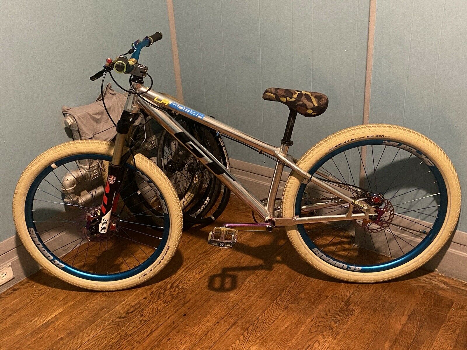 GT La Bomba Complete Dirt Jumper Manitou Circus - Fresh Stock Dated December 2025