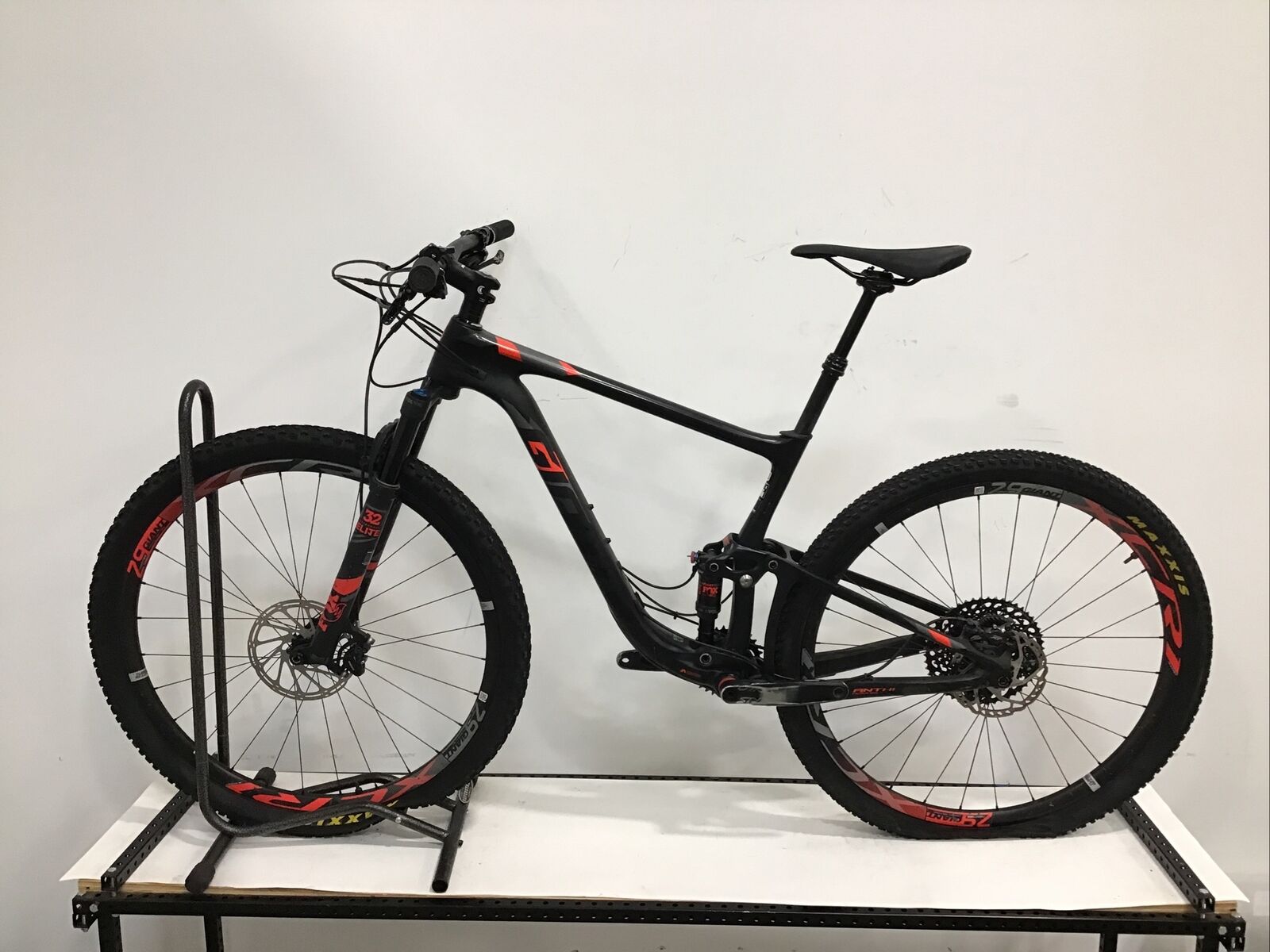 2018 Giant Anthem Advanced Pro 29 1 Mountain Bike Medium Carbon SRAM Eagle - Fresh Stock Dated January 2026