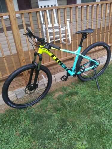 Trek Marlin 5 2022 LG - Fresh Stock Dated December 2025