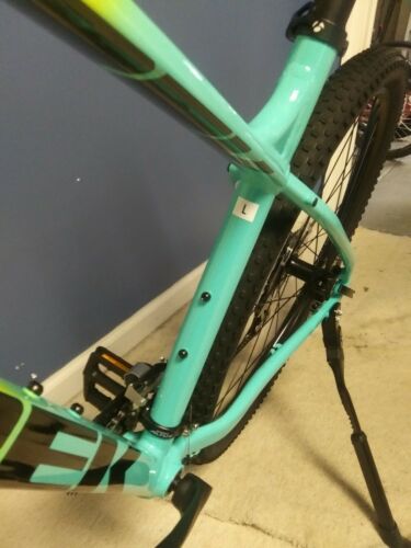 Trek Marlin 5 2022 LG - Fresh Stock Dated December 2025