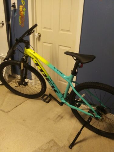 Trek Marlin 5 2022 LG - Fresh Stock Dated December 2025