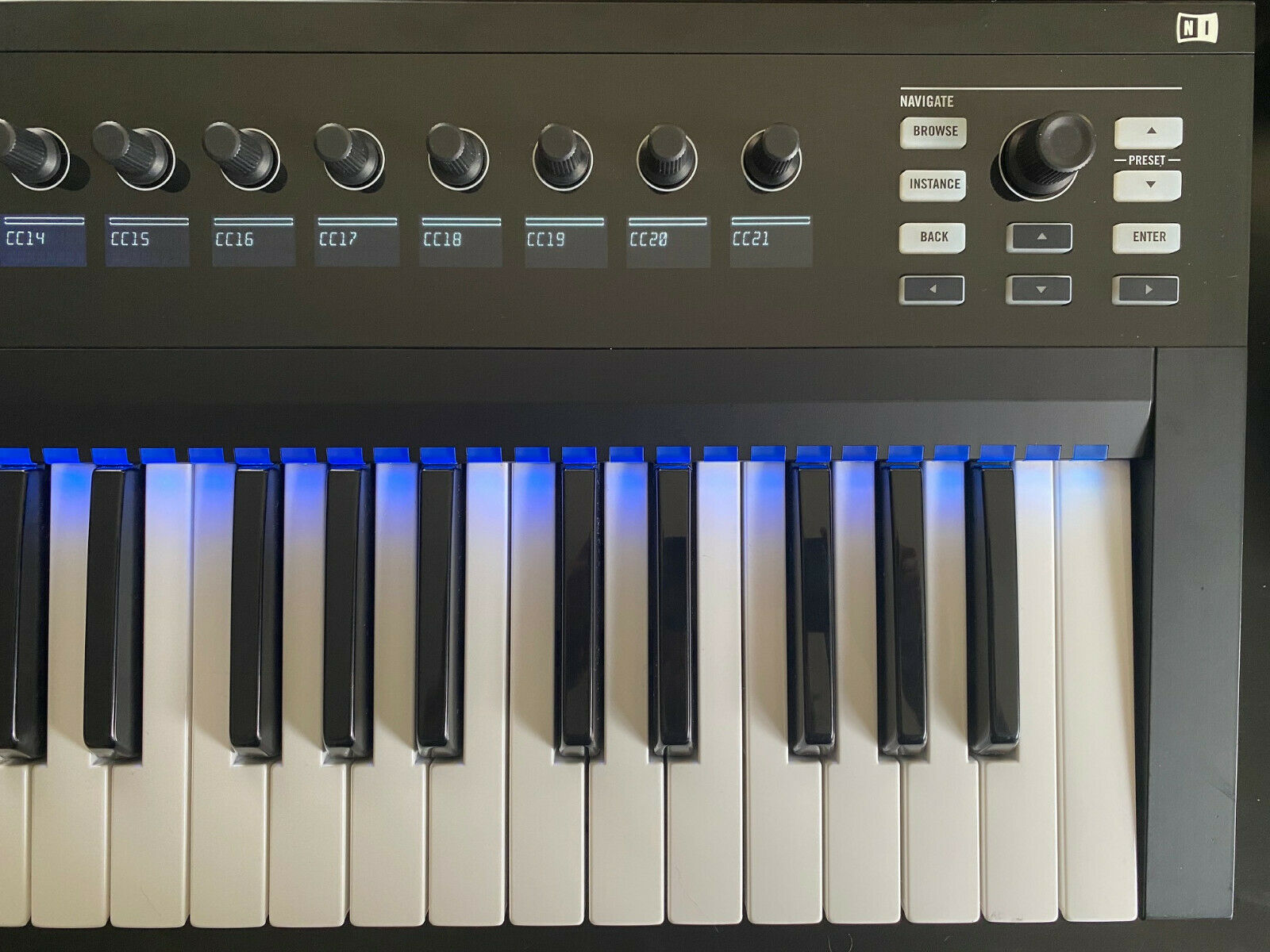 Native Instruments Komplete Kontrol S25 Keyboard MIDI Controller - Fresh Stock Dated December 2025