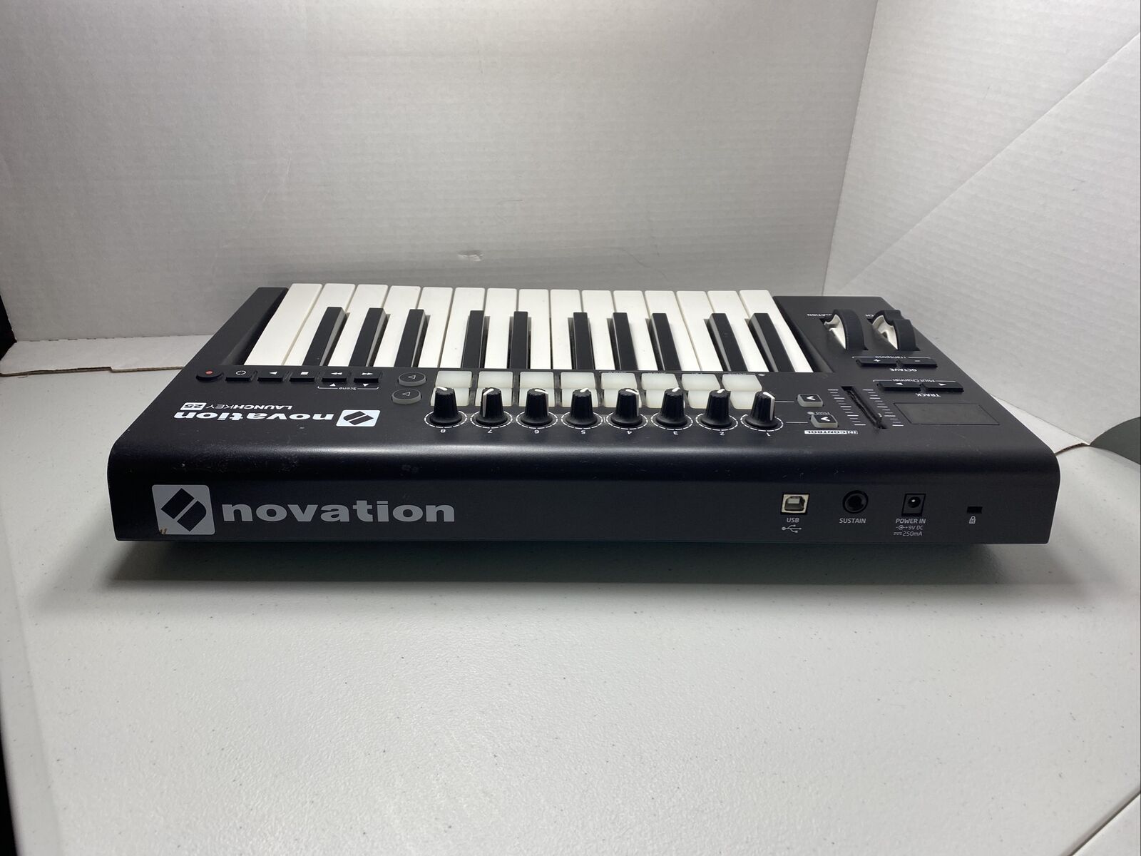 novation launchkey 25 mk2 - Fresh Stock Dated December 2025