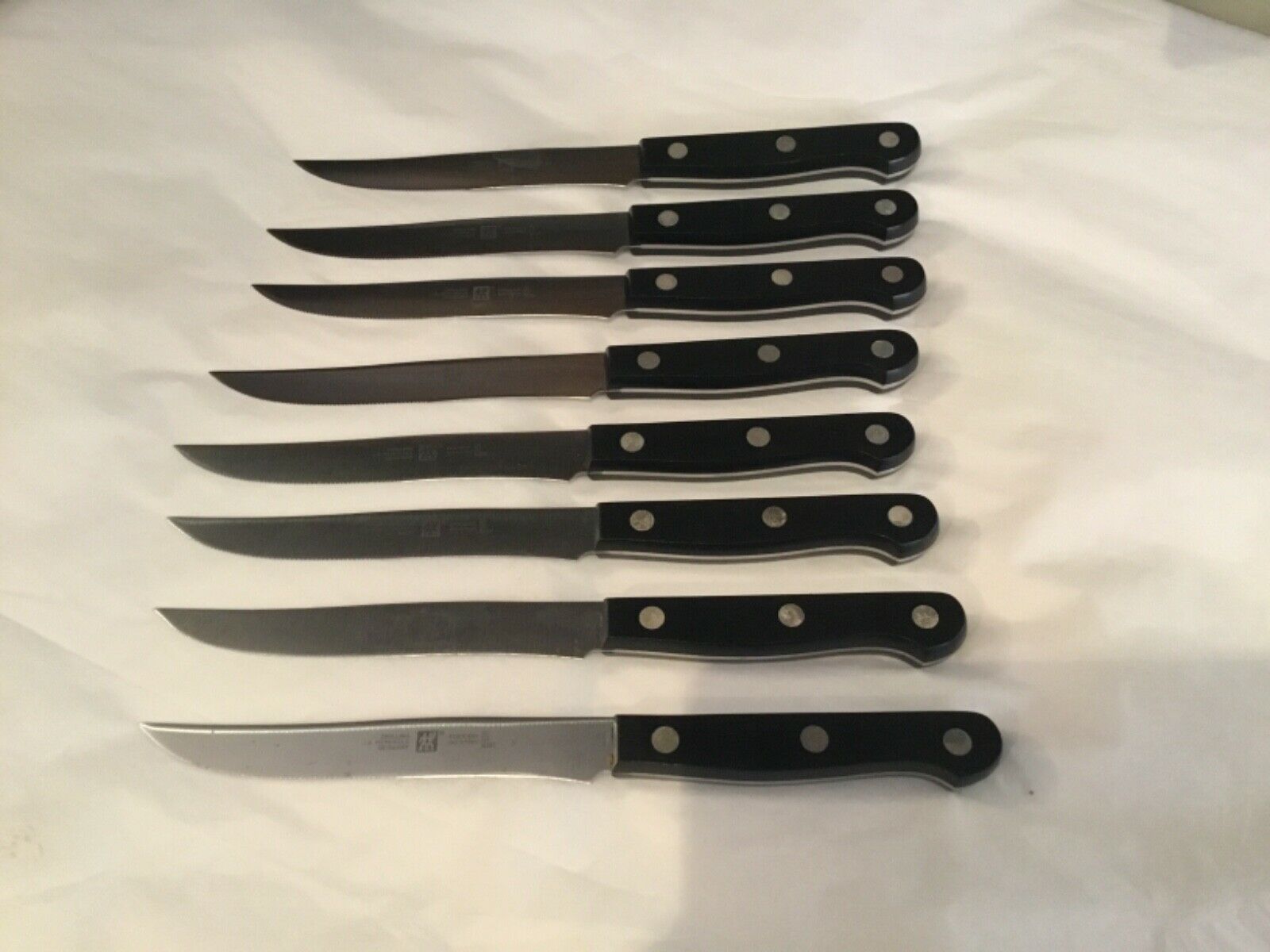 SET OF (8) AUTHENTIC ZWILLING HENCKELS FRIDOUR NO STAIN O2 STEAK KNIFES NO RES - Fresh Stock Dated January 2026