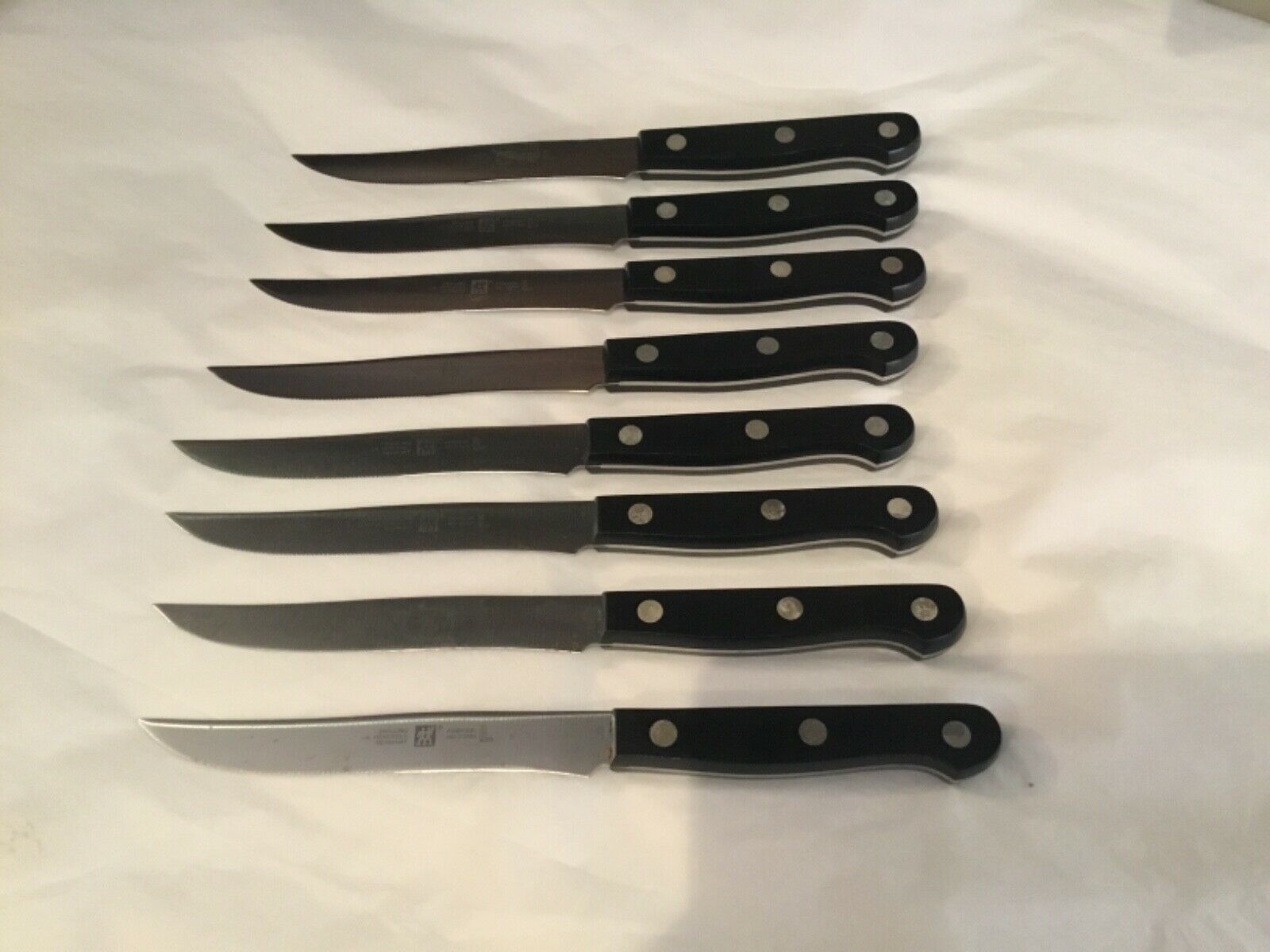 SET OF (8) AUTHENTIC ZWILLING HENCKELS FRIDOUR NO STAIN O2 STEAK KNIFES NO RES - Fresh Stock Dated January 2026