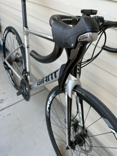Giant Defy Advanced Carbon Road Bike,size M/L.105 2x11 gears disc brakes. - Fresh Stock Dated December 2025