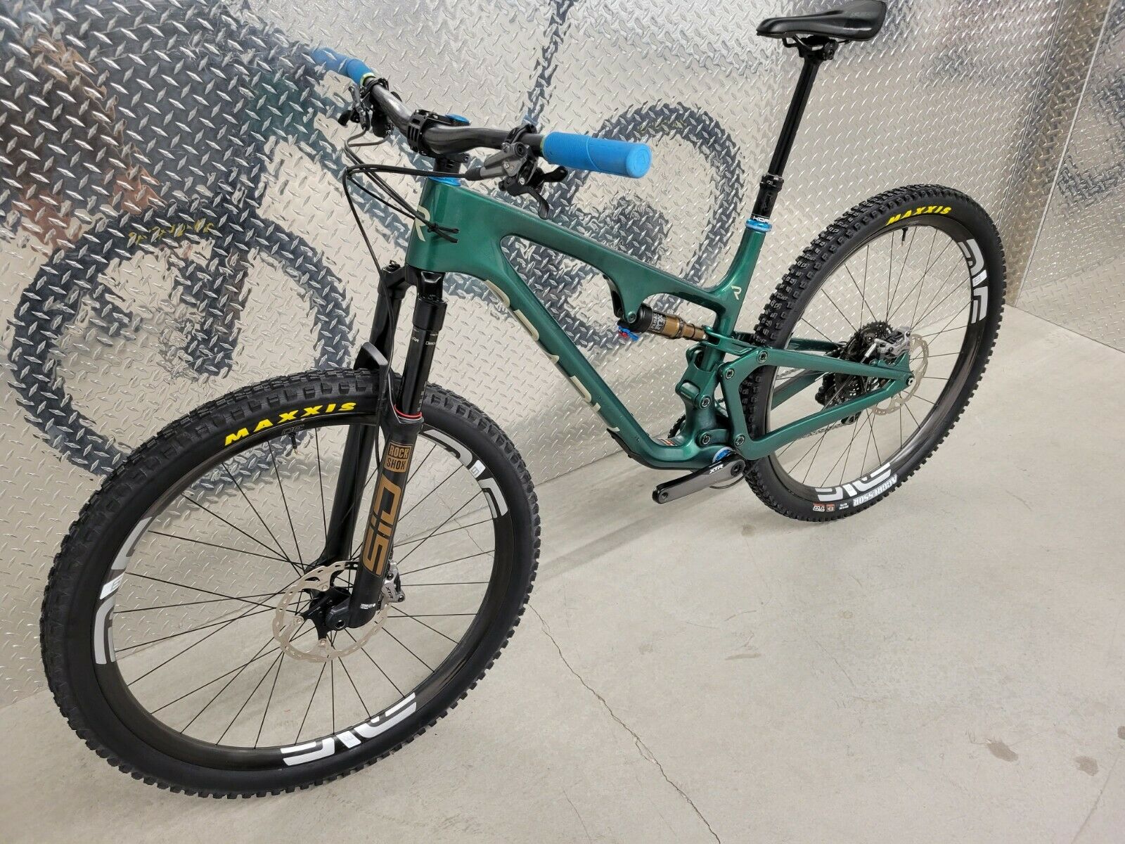 Revel Ranger XTR Large ENVE - Fresh Stock Dated December 2025