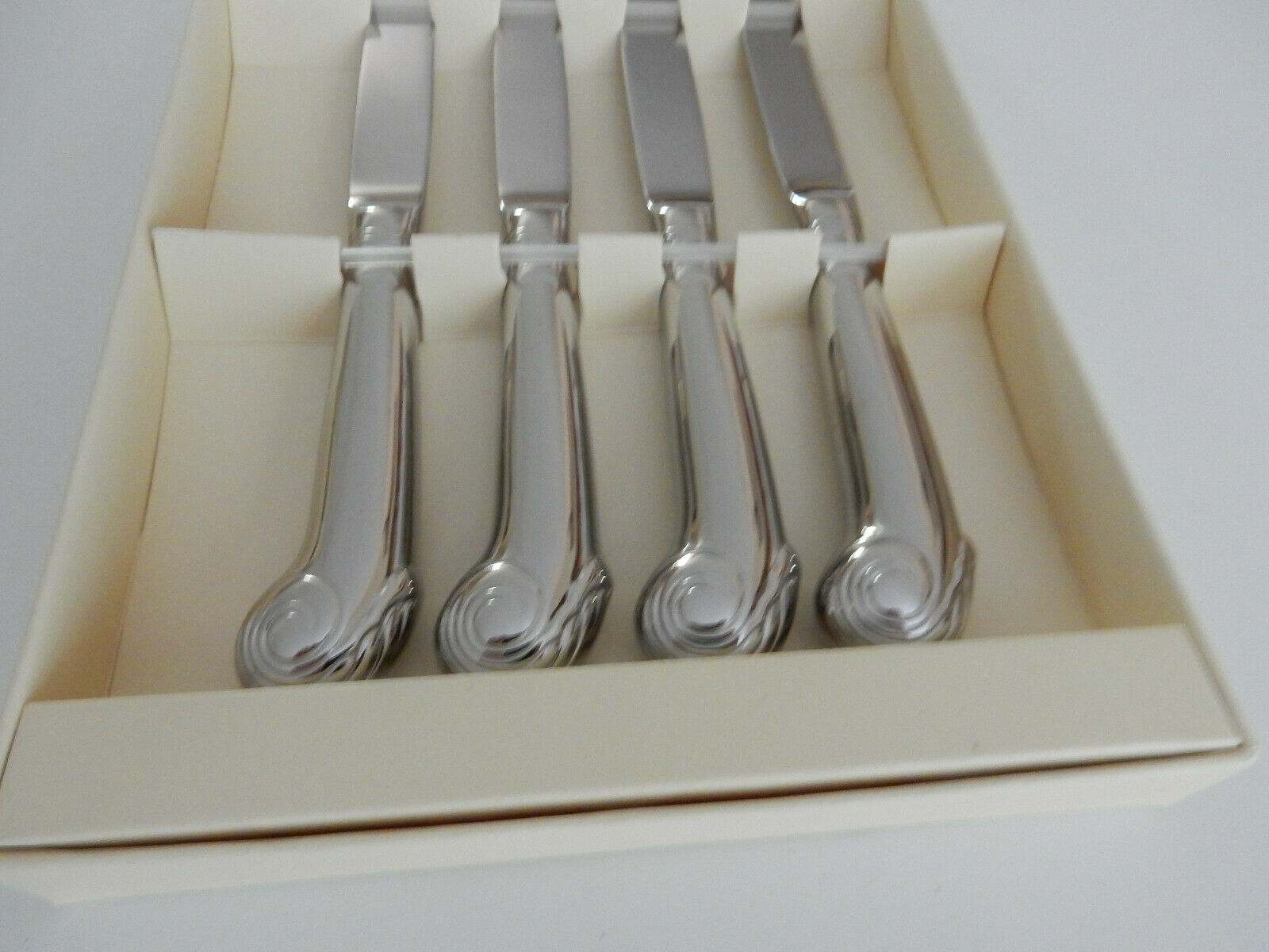 Set of 4 Lenox Williamsburg ROYAL SHELL Steak Knives NEW in Box - Fresh Stock Dated January 2026