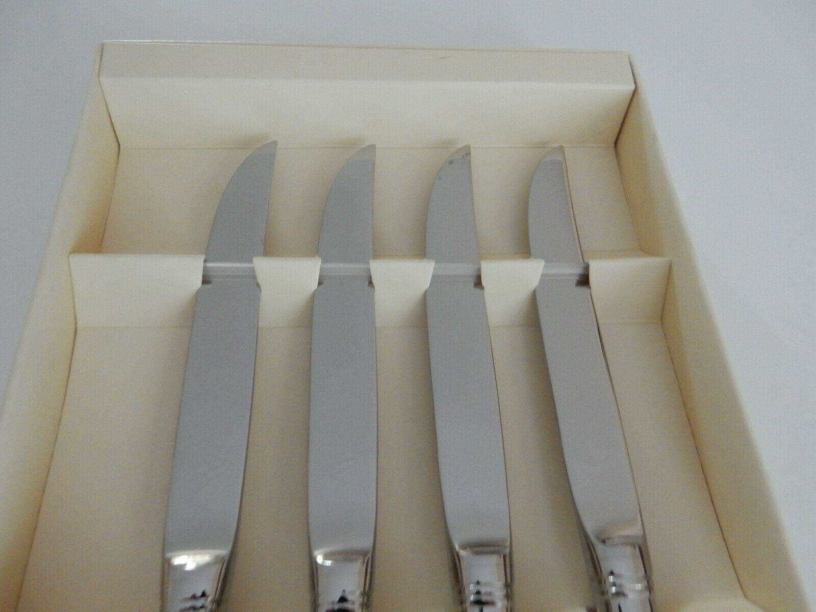 Set of 4 Lenox Williamsburg ROYAL SHELL Steak Knives NEW in Box - Fresh Stock Dated January 2026