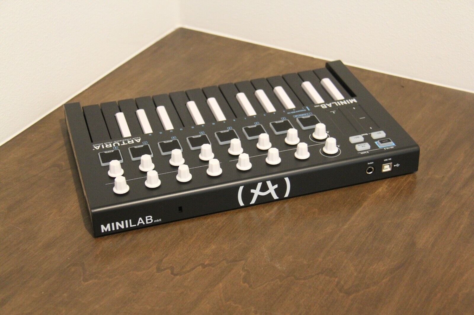Arturia MiniLab MkII 25 Slim-key MIDI Controller Velocity-Sensitive 16 pad - Fresh Stock Dated December 2025