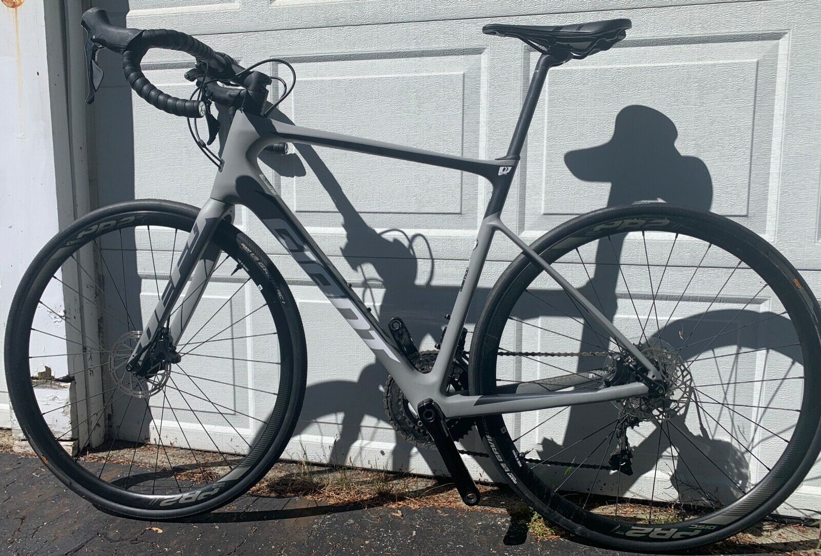 2019 Giant Defy Advanced 2  carbon medium large Road Bike- GREAT CONDITION! - Fresh Stock Dated December 2025