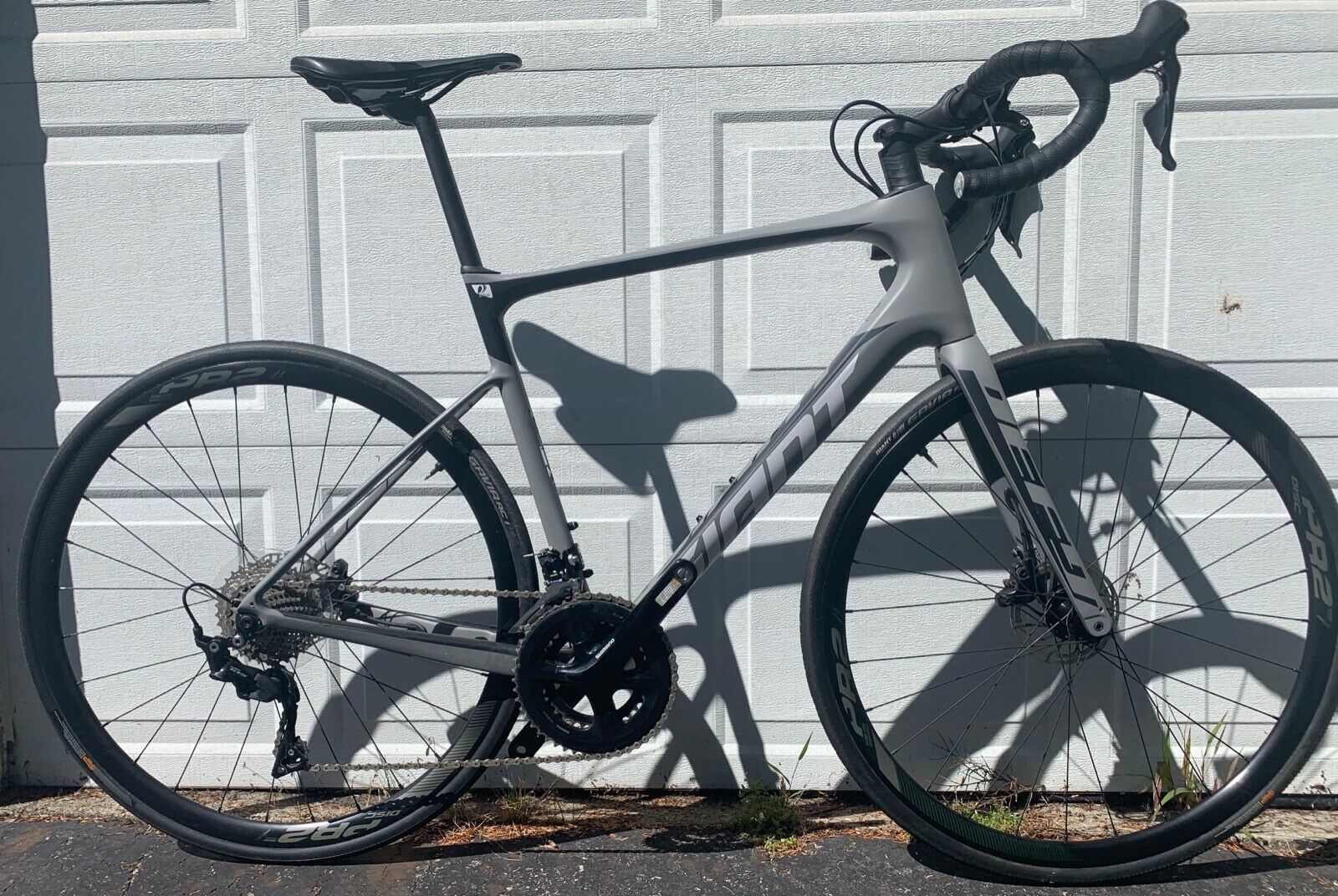 2019 Giant Defy Advanced 2  carbon medium large Road Bike- GREAT CONDITION! - Fresh Stock Dated December 2025