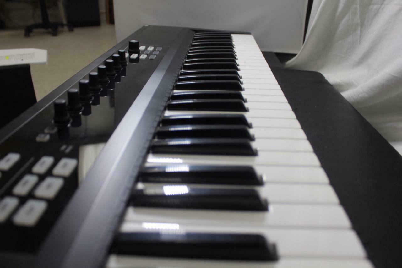 Native Instruments Komplete Kontrol S61 - Fresh Stock Dated December 2025