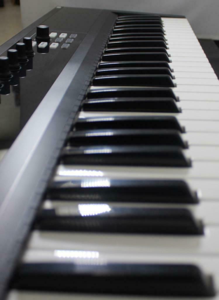 Native Instruments Komplete Kontrol S61 - Fresh Stock Dated December 2025