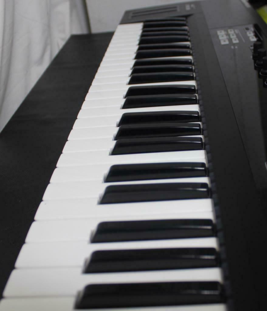 Native Instruments Komplete Kontrol S61 - Fresh Stock Dated December 2025