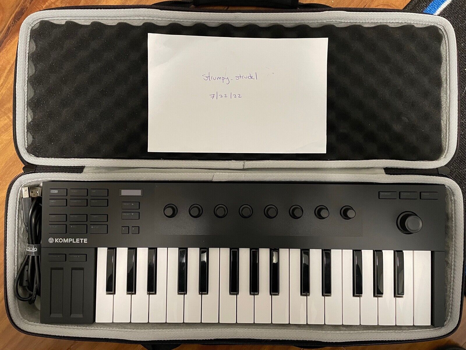 Native Instruments M32  Komplete Kontrol Keyboard Controller (26154) - Fresh Stock Dated December 2025