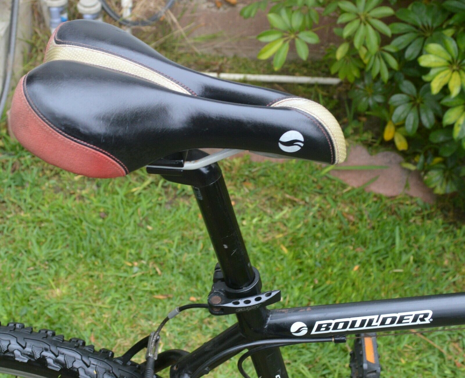 GIANT BOULDER MEN'S MOUNTAIN BIKE 21-SPEED 19