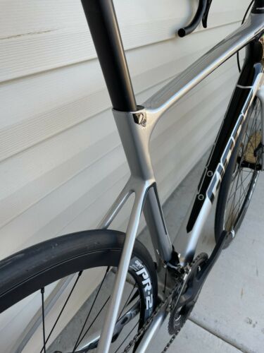 Giant Defy Advanced Carbon Road Bike,size M/L.105 2x11 gears disc brakes. - Fresh Stock Dated December 2025