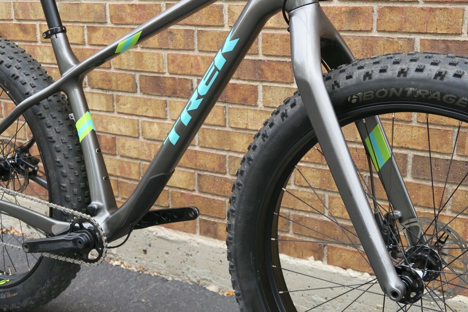 trek farley 9.6 L - Carbon - Fresh Stock Dated December 2025