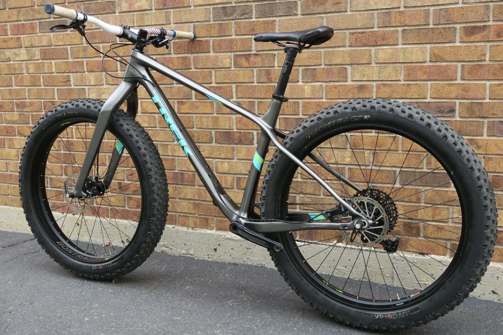trek farley 9.6 L - Carbon - Fresh Stock Dated December 2025