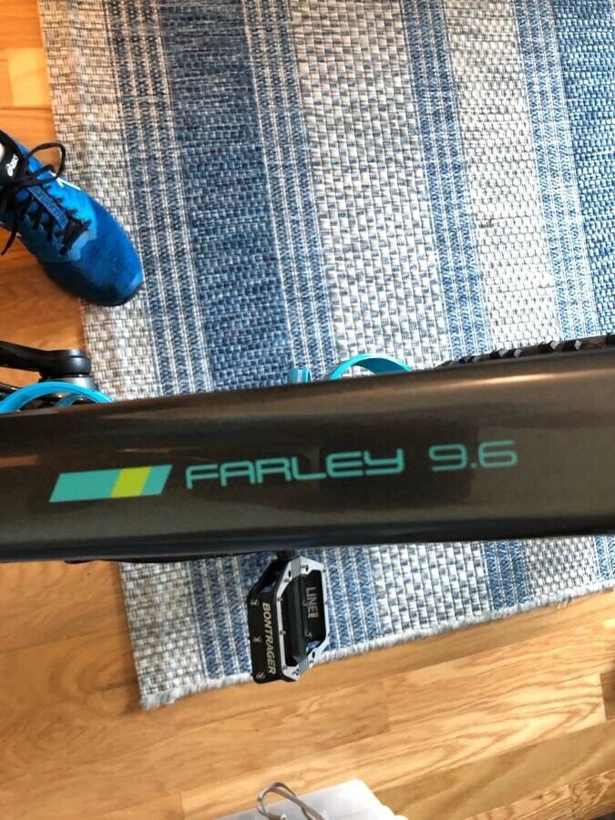 trek farley 9.6 L - Carbon - Fresh Stock Dated December 2025