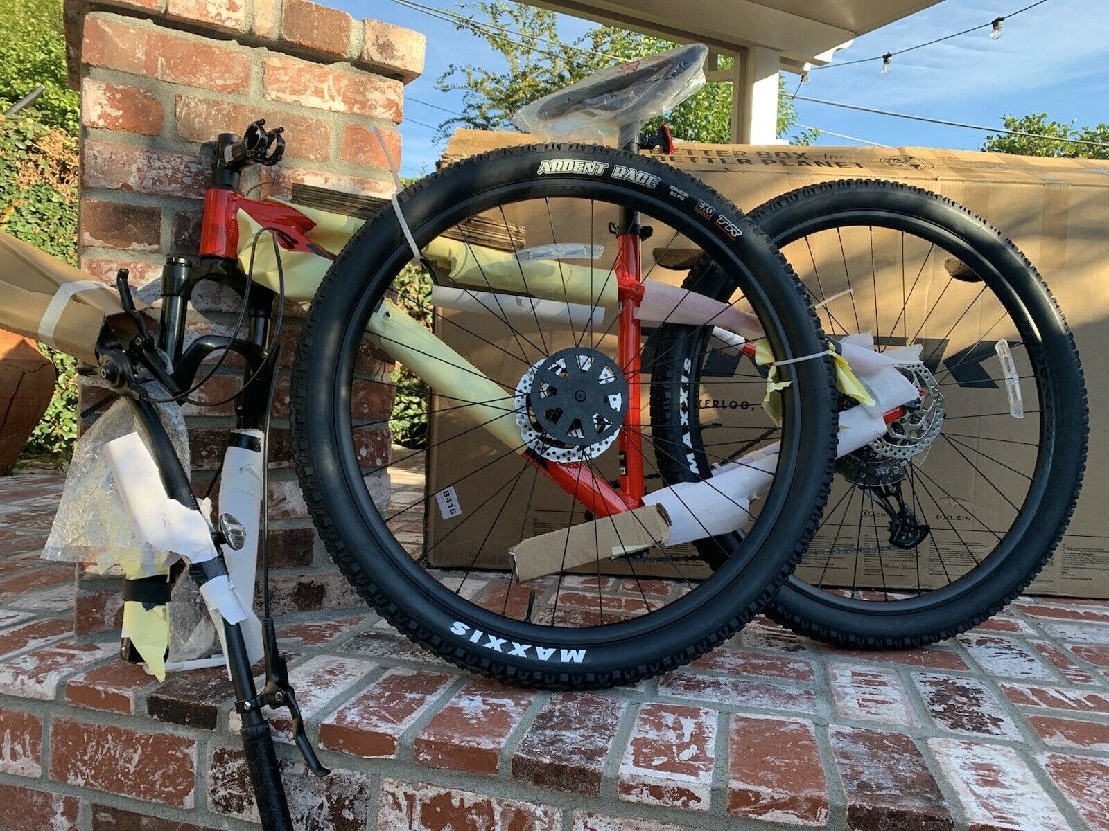 2022 TREK MARLIN 8 SIZE M /L Red MOUNTAIN BIKE Never Ridden Orig Box TUBLESS - Fresh Stock Dated December 2025