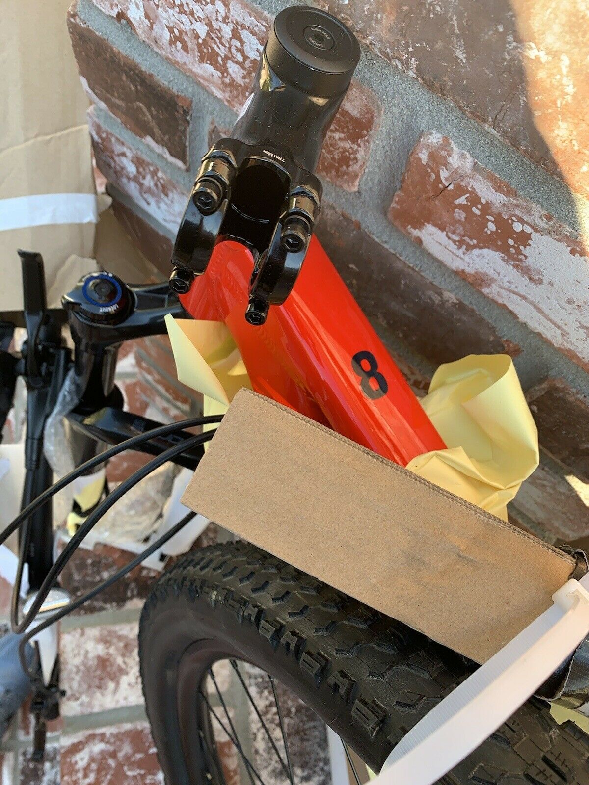 2022 TREK MARLIN 8 SIZE M /L Red MOUNTAIN BIKE Never Ridden Orig Box TUBLESS - Fresh Stock Dated December 2025