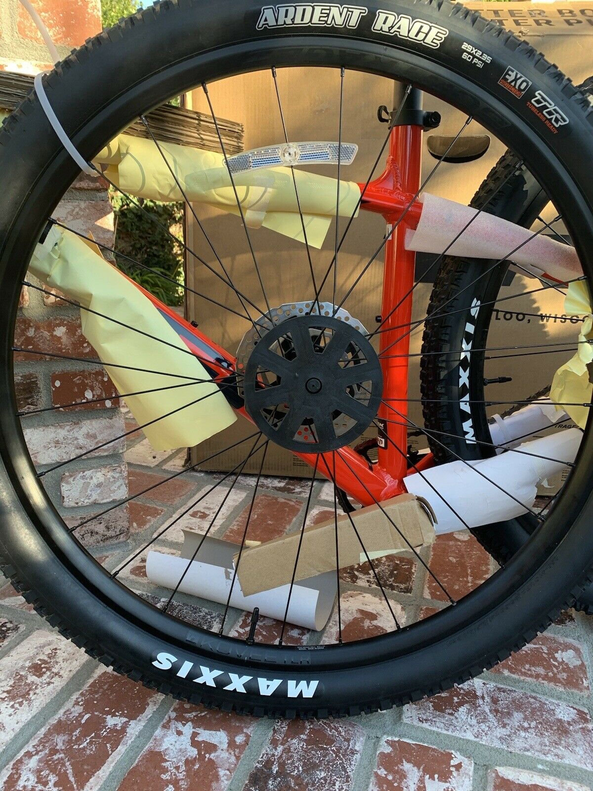 2022 TREK MARLIN 8 SIZE M /L Red MOUNTAIN BIKE Never Ridden Orig Box TUBLESS - Fresh Stock Dated December 2025